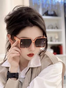 Tr偏光系列 爱马仕 经典的方框设计 不挑脸型 无论搭配大衣还是连衣裙都非常显气质尼龙偏光镜片预防紫外线 型号 H2012