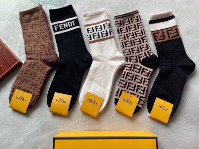 特 Fendi 芬迪F家新品女款中筒兔绒袜 敲黑板划重点 兔绒材质护肤蓄热 一盒五双 F家专柜同步长袜 袜身提花经典双F标志 超级吸睛 实物超漂亮 大爱大赞In