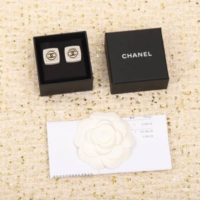 我们出品 Zpp5070 量大咨询客Fu 必入爆款 Ch Nel白方块树脂双C耳钉 精致小巧 看似简单 实际非常重工 我们一致致Zp 黄铜材质 每个字母的棱棱角