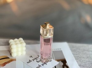 高端品质 Dior Addict Eau Fraiche Edt迪奥粉红魅惑女士淡香水 100Ml 强烈推荐 Dior迪奥粉红魅惑淡香水以明亮的柑橘前调领舞着甜