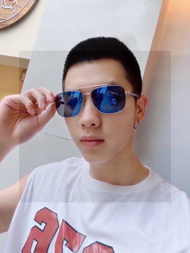 新款品牌：阿玛尼Armani ：原单品质男士偏光太阳镜 材质：高清宝丽来偏光镜片；进口合金金属镜框，板材印字Logo镜腿。看细节就知道大师手工制作设计，做工精致