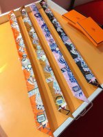 phms2283 爱马仕新款Twilly Scarf Odyssey 顶级斜纹真丝打造 超精细的印花 字迹非常清晰 绝对是送礼自用的首选丝带既可绕于颈间，亦可缠