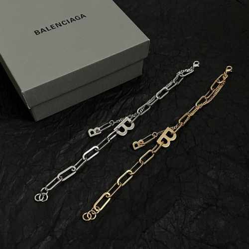 巴黎世家 Balenciaga 手链 简单大方 大牌金质感饱满 ，搭配衣服超好看 ！