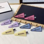 chanel小香 Chanel发夹 亚克力三角形△边夹刘海夹压夹日常精致小单品 气质百搭小仙女必入单品 宝藏款 闭眼入推荐款 一对