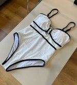 chanel 香奈儿连体泳衣 适合多种场景的游泳衣 海边 游泳池 温泉 水上乐园 漂流都可以内搭也完全可以 连体设计遮肉显高挑 腹部有点肉肉也不影响咱美美的 背