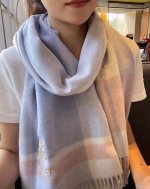 Burberry 巴宝莉出口订单尾货说实话，设计非常简单，但那经典刺绣战马的点缀就是让围巾显得非常高级优雅，高端围巾设计向来都很简约但就是超nice，日常非常实
