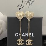香奈儿耳钉热销爆上新 Chanel22A 绝美双C爱心吊坠耳环耳钉 钻爱心经典满钻小双C吊坠 爱心上镶满施华洛世奇水钻的周围有一圈小珍珠 颜值超高，实物超级闪又