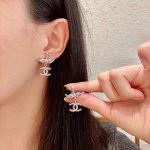 chanel香奈儿 中古 双C耳钉原版复刻Logo 小香家的款式真心无需多介绍每一款都超好看，精致大方，非常显气质.