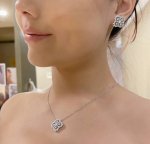 hw家的Diamond Loop花园系列，四叶草花形钻圈项链 超美好物安利，这一款项链将设计美学含蓄地表达出来，看似简单的项链蕴藏着大大的玄机。首先看花形的形态