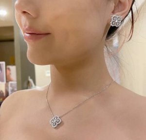 hw家的Diamond Loop花园系列，四叶草花形钻圈项链 超美好物安利，这一款项链将设计美学含蓄地表达出来，看似简单的项链蕴藏着大大的玄机。首先看花形的形态