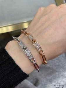 此款调价 V金材质 加厚版。 爱马仕纽扣手链，高级精工版众多网红同款 高碳钻 太考验师傅的手艺了 要确保每颗钻都镶嵌好 高端定制 1:1超精赞 各路女神 明星