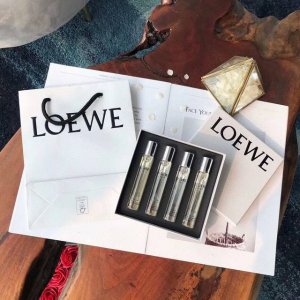 专柜品质 Loewe 001系列情侣香水，颜值香味都非常在线，又称为 事后香水 光听名字就让人浮想联翩 发售的时候罗意威专柜都是瞬间被抢空的节奏，而且占据了各大