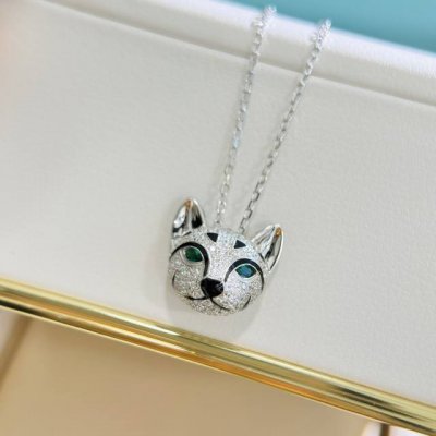a3736 宝诗龙 梦中情宠 珠宝高级动物系列-猫咪 项链 顶级做工 黑色蓝宝石猫眼和柔滑如丝的毛皮 项链上镶嵌八颗圆形沙弗莱石和一颗梨形切割沙弗菜石绿白相间璀