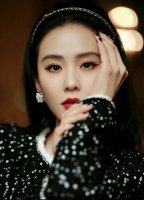 Chanel 经典书包扣羊皮发箍 各种发型都可以完美驾驭 各大明星同款