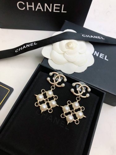 chanel香奈儿 镂空施华洛珍珠晶钻双C耳钉耳环明星同款原版Logo字印 双面360度无死角自由摇摆美丽永远敌不过个性魅力爆款 黄金时期的香奈就是最美也是最有