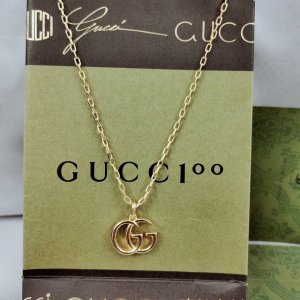 Gucci双G造型吊坠 灵感源自Logo辉煌的70年代的典藏设计 搭配纤细项链