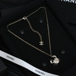 25海洋系列螃蟹项链 chanel创意真是无止境 可爱的螃蟹挂在脖子中间 俏皮的图案 让人感到心情愉悦 精致高级单品