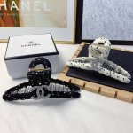 chanel小香 Chanel抓夹 波点Logo小抓夹 气质百搭 日常精致小单品 小仙女必入单品 宝藏款 闭眼入推荐款 单个发箍盒