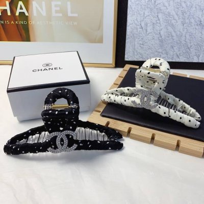 chanel小香 Chanel抓夹 波点Logo小抓夹 气质百搭 日常精致小单品 小仙女必入单品 宝藏款 闭眼入推荐款 单个发箍盒