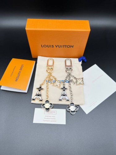 新款Louis Vuitton路易威登钥匙扣 经典四叶草和埃菲尔铁塔设计 时尚百搭 适合做包挂或钥匙扣 精致生活必备 多色可选