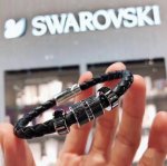 施华洛世奇Swarovski 情侣款 转运珠黑皮绳皮革手镯 这款造工精致的手链 是送给男士的理想礼物 密镶仿水晶与白金色pvd金属 磁力搭扣 可为休闲造型增添个