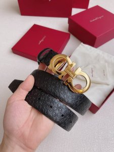 菲拉格慕 现代格调与双重穿搭风格，定会让人为之倾心不已！这款皮带采用意大利小牛皮制作，配有经典Gancini扣饰；打造别具一格的造型。长度可调节，达到量身定制般
