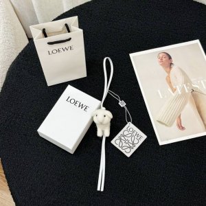 P200-新品 罗意威Loewe 毛毡和牛皮革垂耳兔挂饰 挂件 颜色：柔白色 毛毡垂耳兔挂饰，饰有Anagram骰子和牛皮革饰带 采用进口小牛皮 可挂于包包，其