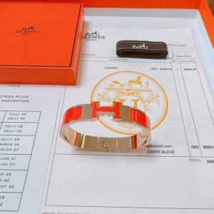 hermes 爱马仕手镯 原版定制 手环 珐琅工艺太考验师傅的手艺了 要确保色泽手工制作好 高端定制 女神 都爱爱马仕火爆手镯 超精赞 各路女神 明星 同款 高