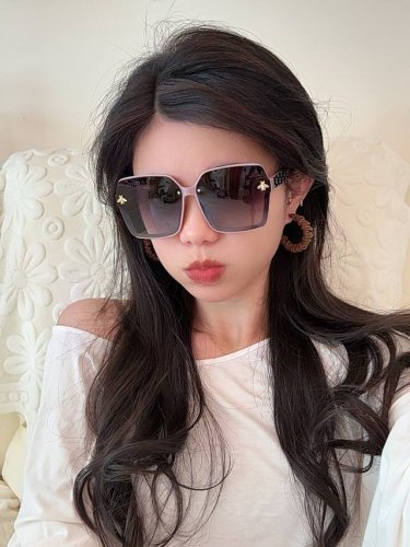 超好看 潮酷 Gucci 古驰 太阳镜以独特魅力和前卫风格诠释春夏最新眼镜 以方框设计两边经典双小蜜蜂Logo做点缀 中梁连体质感超好佩带舒适 型号 G0204