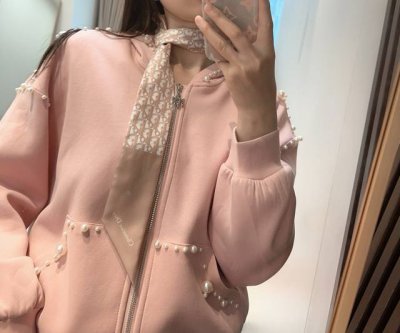 新款这款 迪奥Montaigne Mitzah 发带丝巾从标志性的 Dior 精品店地址汲取灵感 老花字母配条纹的款式经典 造型修长 两端尖角设计 背面饰以 C