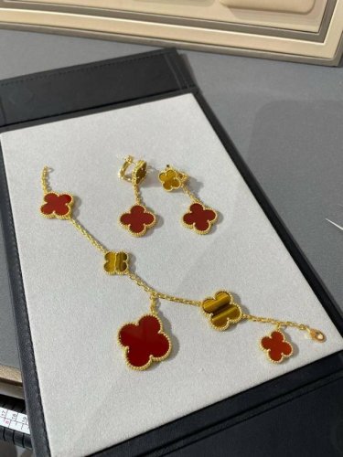 V金材质Vca黄金色不规则红玉髓虎眼石五花手链