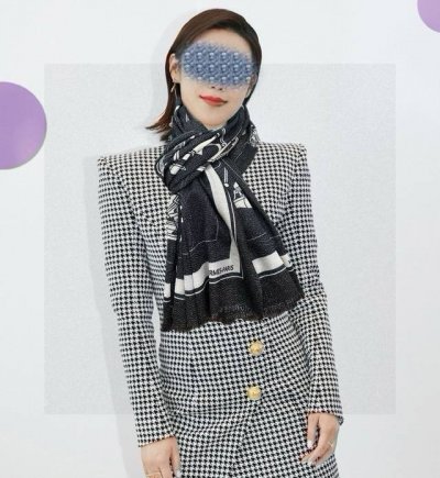 上新 2620爱马士银丝最新款女人们必备款闪闪发光顶级设计太美了，真心赞 羊绒绒长巾 实物真心美 披肩配以印花无论设计喷绘都是非常到位细节都可见整个围巾给人大牌