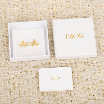 我们出品 Zp4680 认准真正购入Zp开发的 量大咨询客Fu Dor Cd珍珠耳钉 认准我们一致致Zp 黄铜材质 颗颗施华洛珍珠 Zp一致黄铜材质 上耳简洁斯