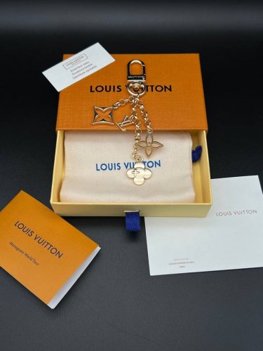 Lv经典四叶草钥匙扣 精致设计 金色链条 标志性Lv图案 时尚百搭 材质 金属 3+