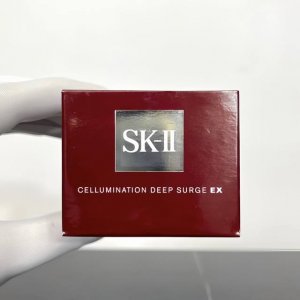 普通版 Sk小灯泡面霜50Ml！ Sk2性价比最高面霜，小灯泡美白精华最佳搭档。首先它和小灯泡同系列，也是主打美白。除了pitera，烟酰胺，还有积雪草和角鲨烷