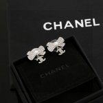 chanel 香奈儿经典双C蝴蝶结耳钉 这款随意搭配都是非常好看百搭时尚单品 日常款 很修饰脸型 很上档次的 很优雅气质
