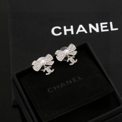 chanel 香奈儿经典双C蝴蝶结耳钉 这款随意搭配都是非常好看百搭时尚单品 日常款 很修饰脸型 很上档次的 很优雅气质