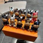 配图片包装 对花版来了Louis Vuitton 飞龙在天 龙年吉祥新款公仔摆件挂件。 龙年生肖款，精美包饰，做工精致，可爱小龙女挂饰钥匙扣，爆款挂件 时尚潮流