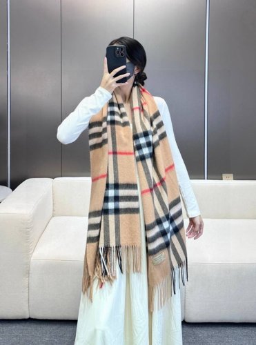 爆款巴宝莉经典小格子大披肩 人手必备 非市场便宜货 经典专柜补单流出 极品殿堂级硬货Burberry直供港柜以及海外的经典款男女通用羊绒围巾加大尺寸 可用披肩