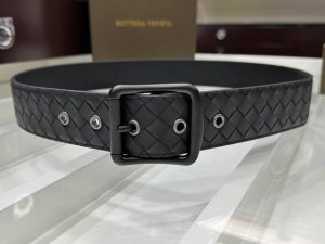 made In Italy 葆蝶家Bottega. Veneta的时装美学是含蓄细致，因为懂得欣赏Bottega. Veneta的人，都具备自信.优雅而忠于自己