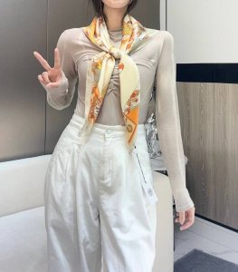 2025年春款真丝爱马仕 皮靴上的故事 尺寸 材质:90方巾 桑蚕丝3设计师:凯琳娜 布朗柯维兹 4 设计灵感:画面以牛仔靴元素为主题 演绎传统的对称构图 靴子