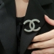 批80 Chanel小香 专柜新款同步上新香奈儿胸针，是最懂女人的饰物。那些倾注了全部心血去做自己的女人，往往更珍惜胸针的意义。香奈儿女士把胸针别在帽子上，并告