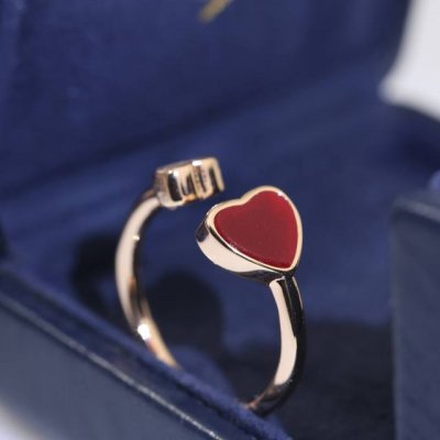 精工版本 萧邦爱心戒指！Happy Hearts系列，将萧邦的心形幸运符号与品牌最具标志性的灵动钻石完美融合，让全世界富有仁爱之心的女性携手并进。亚金材质 18