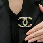 chanel小香 专柜新款同步上新香奈儿胸针，是最懂女人的饰物。那些倾注了全部心血去做自己的女人，往往更珍惜胸针的意义。香奈儿女士把胸针别在帽子上，并告诉那些模