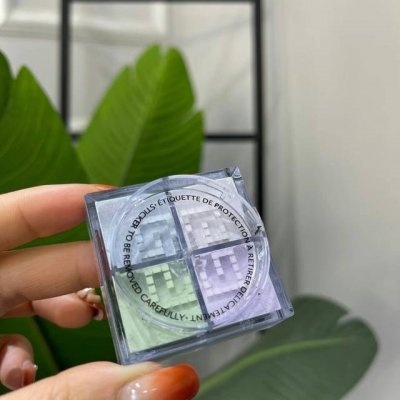 高端品质 纪梵希散粉银边小样 1号色 纪梵希家的明星产品 粉质特别细 能提亮肤色 有控油效果一年四季都很适合 打底后薄薄上一层肤质看上去特别好 一天下来就算出点