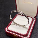 cartier 卡地亚官网最新发布 火爆钉子镶钻手镯进口精工保色18K高端定制顶级工艺 专柜Logo刻字清晰 360度无死角！全新的窄版设计 更显精致～如此美物