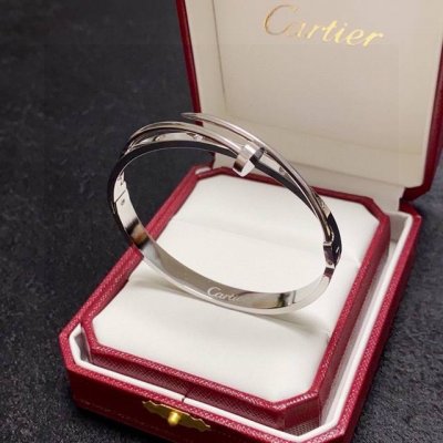 cartier 卡地亚官网最新发布 火爆钉子镶钻手镯进口精工保色18K高端定制顶级工艺 专柜Logo刻字清晰 360度无死角！全新的窄版设计 更显精致～如此美物