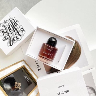 专柜品质 高颜值香水百瑞德系列满满女王心夜面纱 Byredo Sellier 香调：皮革调 前调：克什米尔木 中调：皮革烟草 后调：橡木苔 属性：中性香 标签：