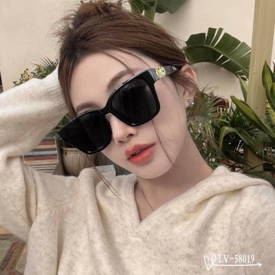 路易威登-Lv . 宝丽来树脂镜片 . Tr镜架轻便佩戴舒适 . Size 65-13-145 . 新款太阳镜减轻强光负担 明星同款 遮挡有害光线防辐射 出行旅