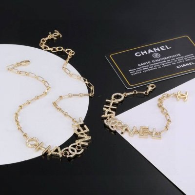 最新款Chanel 香奈儿字母手链项链 非常好看 精致大方 好不好品质说话 全部都实拍 图片全程无批S 不弄虚作假 我家的香奈儿拿过的都知道品质的 零售后零差评